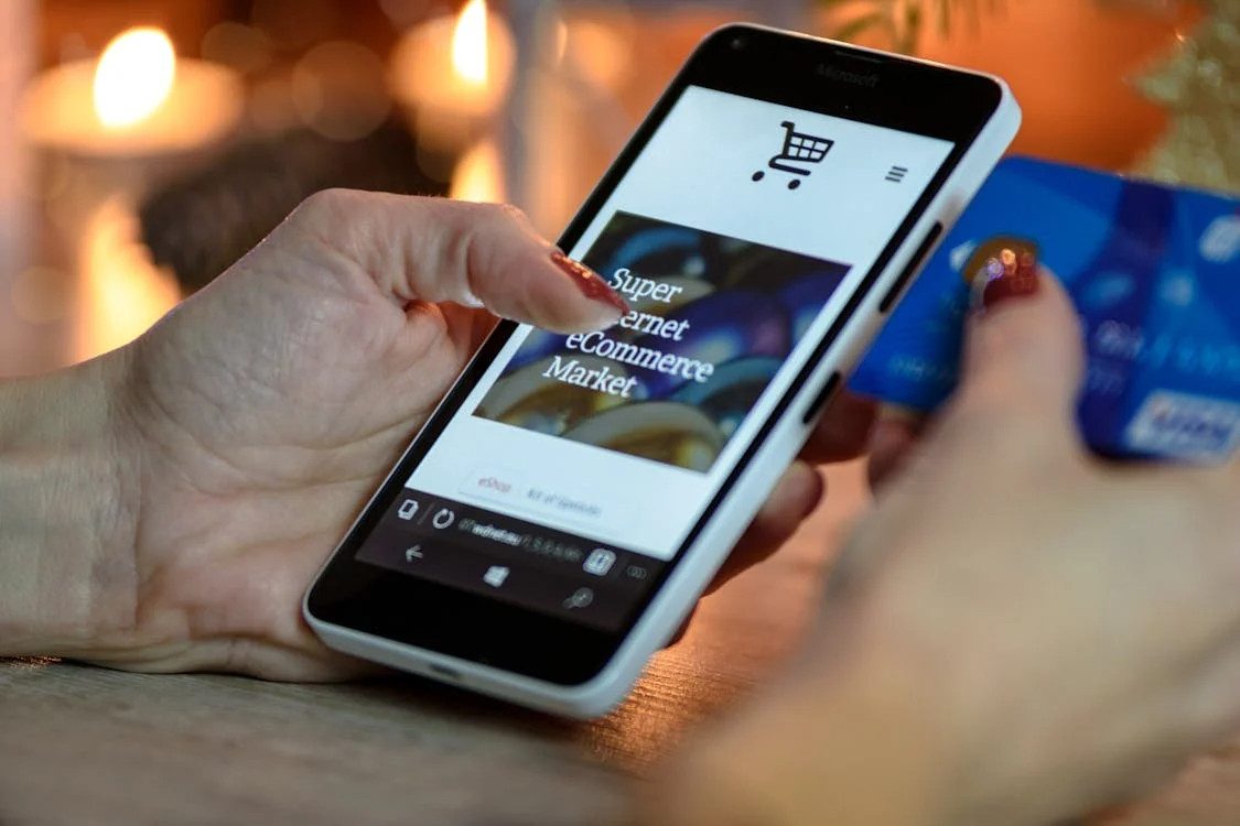 Mobile shopping on eCommerce website for marketing strategy and authority building.